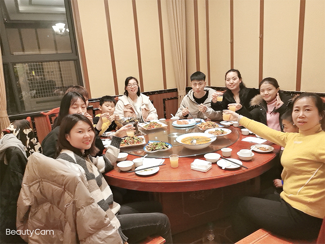盛軍編織袋銷(xiāo)售一部舉辦年會(huì)聚餐活動(dòng)